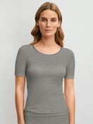 Damen-Model trägt Kurzarm-Shirt aus Wolle-Seide aus Wolle in Grau, Einfarbig aus Serie True Confidence von CALIDA, Vorderansicht