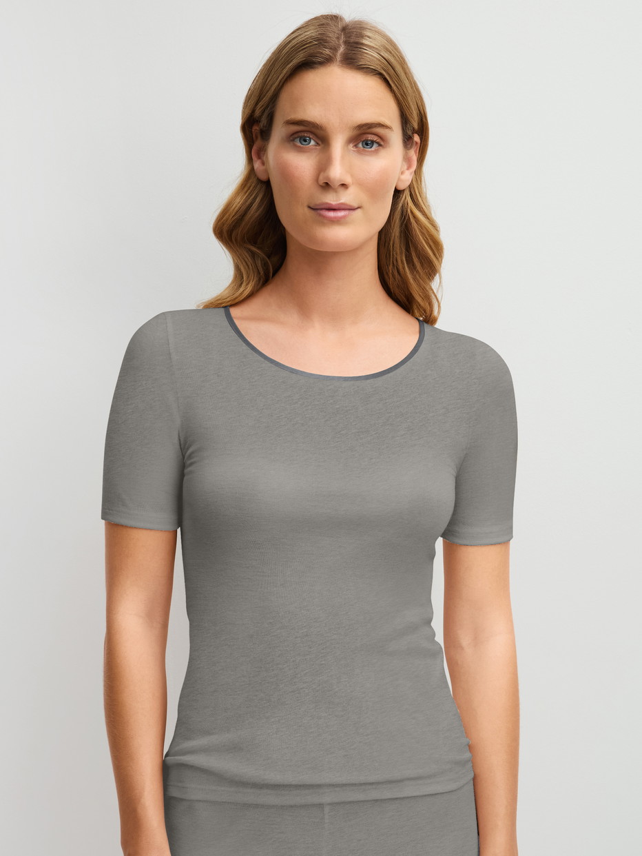 La modella / Il modello Donna indossa Maglietta a maniche corte in lana-seta in Lana di colore Grigio, Tinta unita, della serie True Confidence di CALIDA, Vista frontale