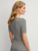 Le mannequin Femme porte le/la T-shirt manches courtes en laine et soie en Laine de couleur Gris, Unicolore, de la série True Confidence de CALIDA, Vue arrière