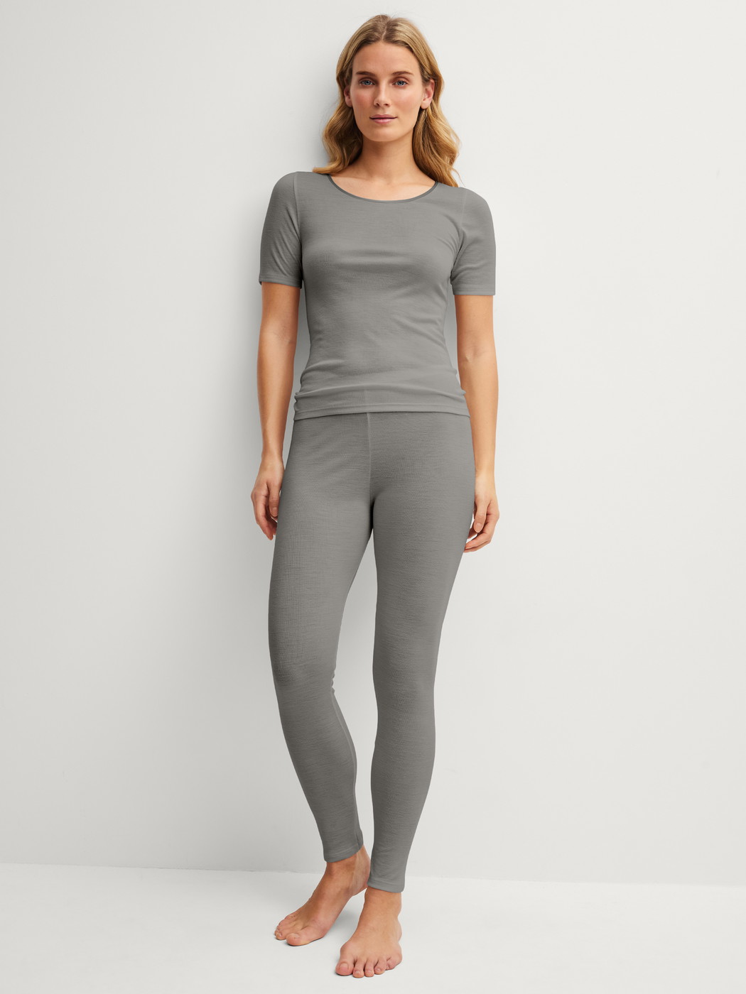 Damen-Model trägt Kurzarm-Shirt aus Wolle-Seide aus Wolle in Grau, Einfarbig aus Serie True Confidence von CALIDA, Outfit