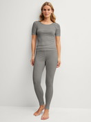Damen-Model trägt Kurzarm-Shirt aus Wolle-Seide aus Wolle in Grau, Einfarbig aus Serie True Confidence von CALIDA, Outfit