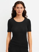 Damen-Model trägt Kurzarm-Shirt aus Wolle-Seide aus Wolle in Schwarz, Einfarbig aus Serie True Confidence von CALIDA, Vorderansicht