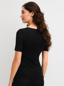 Damen-Model trägt Kurzarm-Shirt aus Wolle-Seide aus Wolle in Schwarz, Einfarbig aus Serie True Confidence von CALIDA, Rückansicht