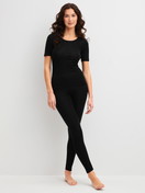 Damen-Model trägt Kurzarm-Shirt aus Wolle-Seide aus Wolle in Schwarz, Einfarbig aus Serie True Confidence von CALIDA, Outfit