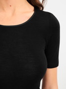 Damen-Model trägt Kurzarm-Shirt aus Wolle-Seide aus Wolle in Schwarz, Einfarbig aus Serie True Confidence von CALIDA, Detail