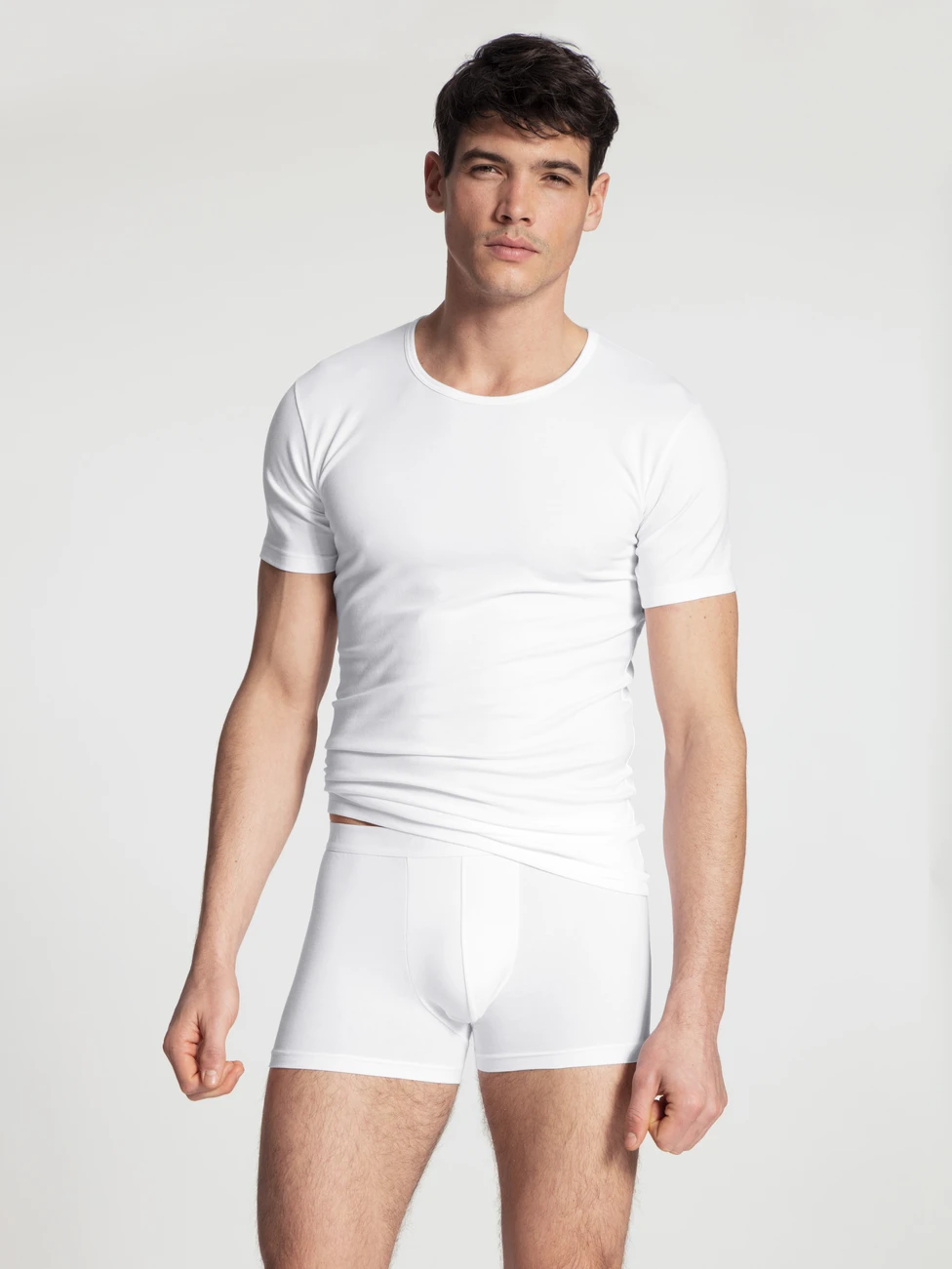 Herren-Model trägt T-Shirt, 2er-Pack aus Baumwolle in Weiß, Einfarbig aus Serie Natural Benefit von CALIDA, Vorderansicht, Outfit