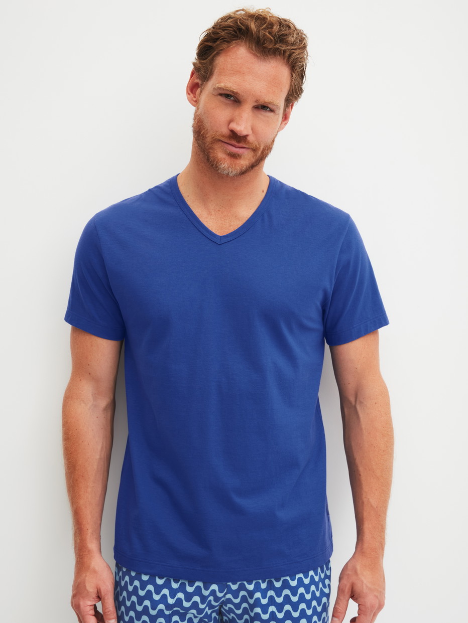 Herren-Model trägt Kurzarm-Shirt aus 100% Baumwolle in Blau, Einfarbig aus Serie RMX Sleep Time off von CALIDA, Vorderansicht