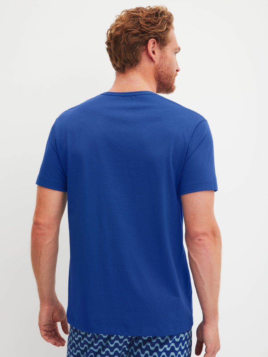 Herren-Model trägt Kurzarm-Shirt aus 100% Baumwolle in Blau, Einfarbig aus Serie RMX Sleep Time off von CALIDA, Rückansicht