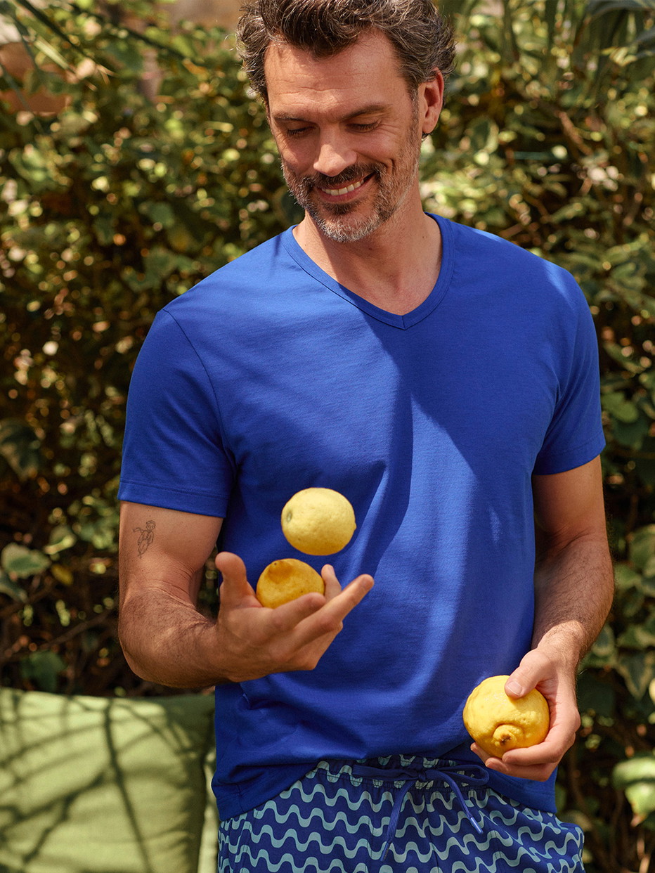 Herren-Model trägt Kurzarm-Shirt aus 100% Baumwolle in Blau, Einfarbig aus Serie RMX Sleep Time off von CALIDA, Vorderansicht