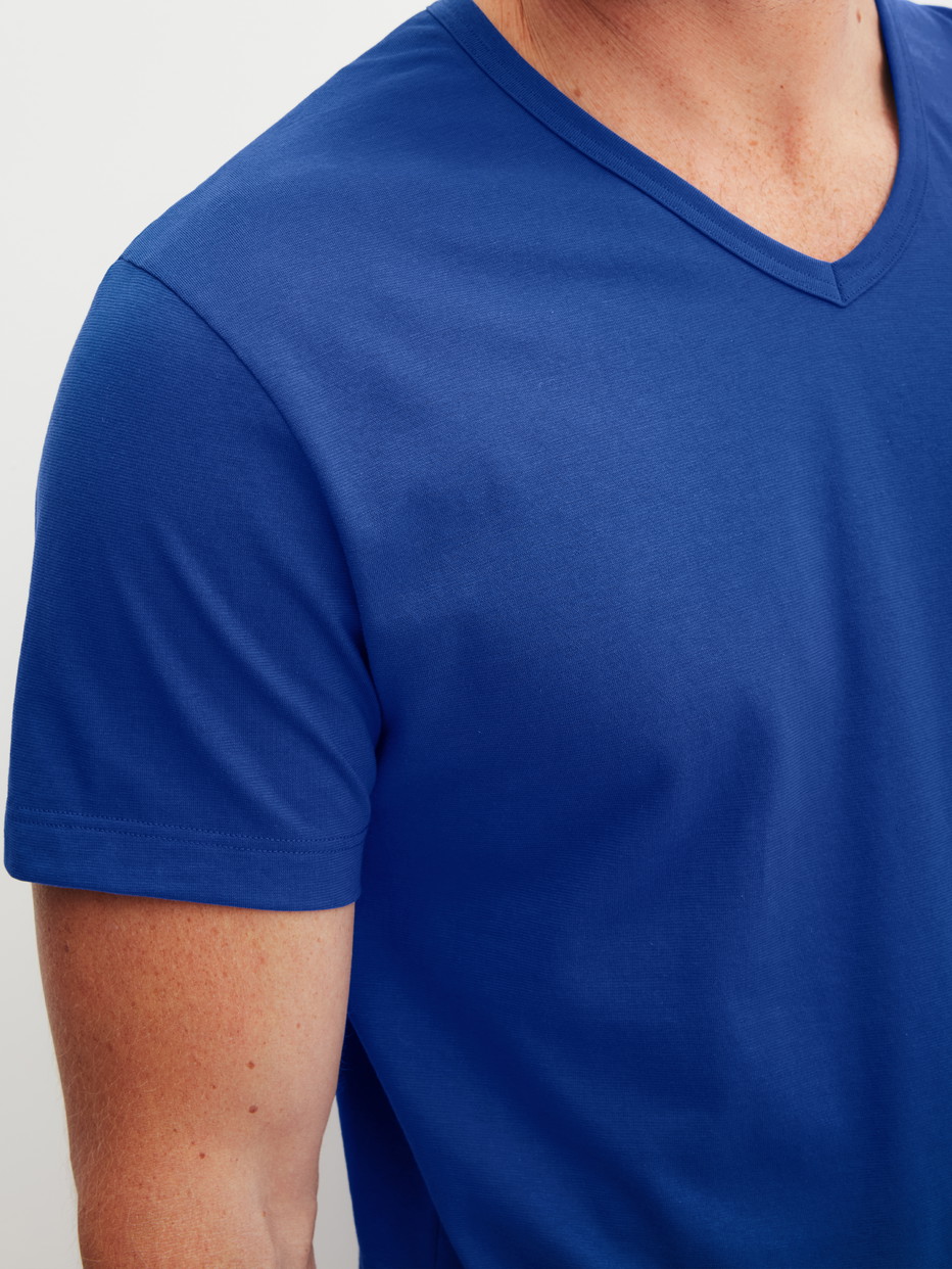 Herren-Model trägt Kurzarm-Shirt aus 100% Baumwolle in Blau, Einfarbig aus Serie RMX Sleep Time off von CALIDA, Detail