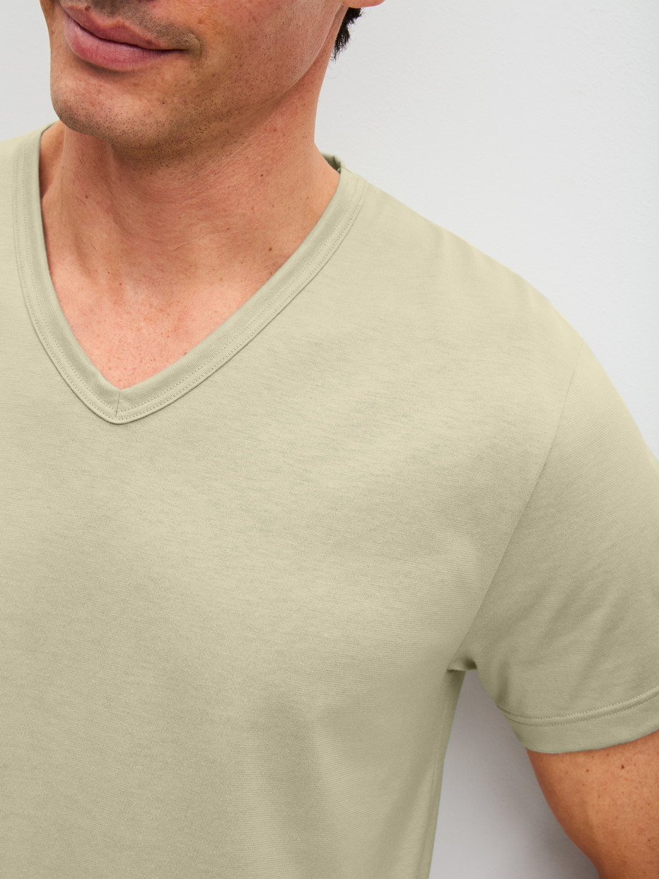Herren-Model trägt Kurzarm-Shirt aus 100% Baumwolle in Grün, Einfarbig aus Serie RMX Sleep Leisure von CALIDA, Detail