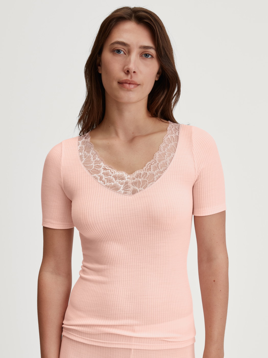 Le mannequin Femme porte le/la T-shirt manches courtes en laine et soie en Laine de couleur Rose, Dentelle, de la série Silky Wool Joy de CALIDA, Vue de face