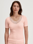 Le mannequin Femme porte le/la T-shirt manches courtes en laine et soie en Laine de couleur Rose, Dentelle, de la série Silky Wool Joy de CALIDA, Vue de face