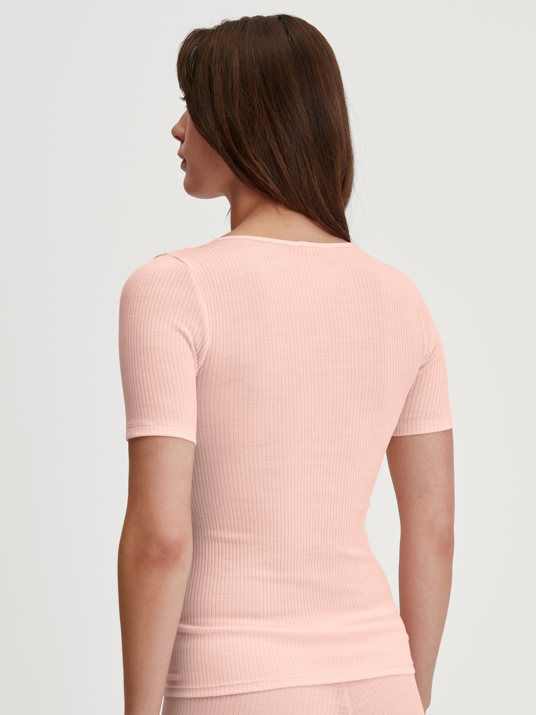 Le mannequin Femme porte le/la T-shirt manches courtes en laine et soie en Laine de couleur Rose, Dentelle, de la série Silky Wool Joy de CALIDA, Vue arrière