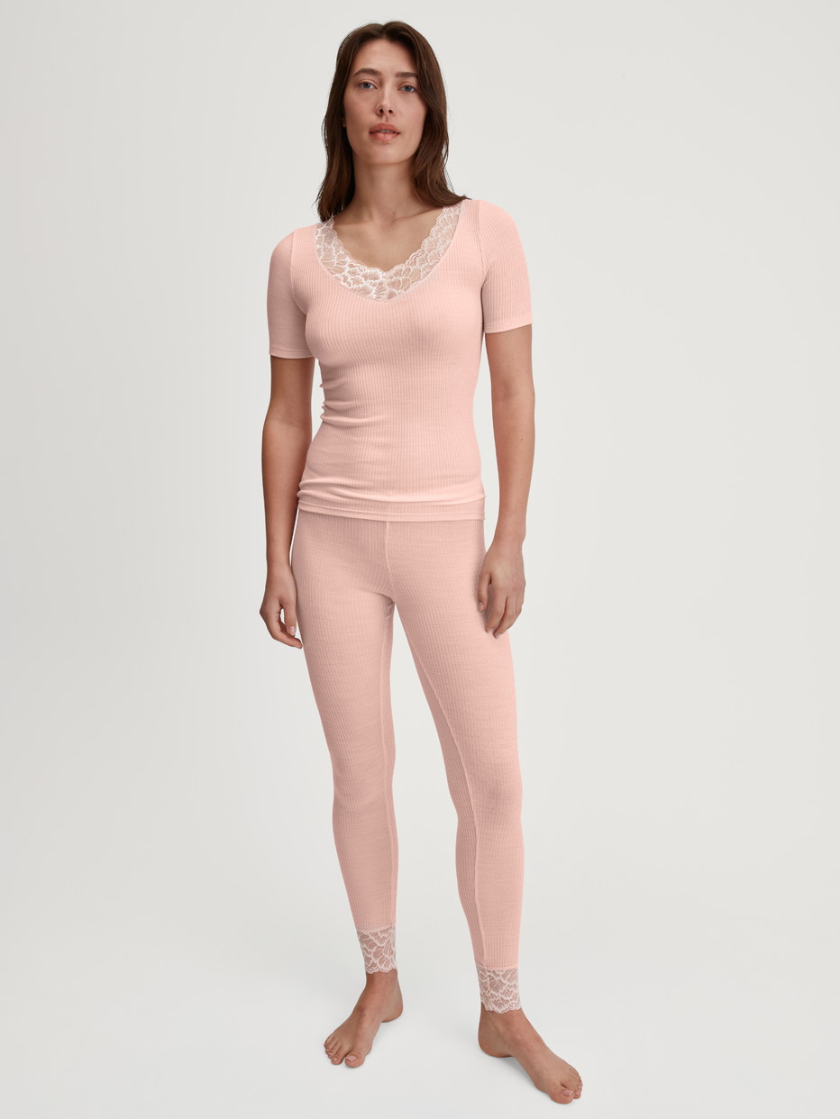 Damen-Model trägt Kurzarm-Shirt aus Wolle-Seide aus Wolle in Rosa, Spitze aus Serie Silky Wool Joy von CALIDA, Outfit