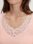 Le mannequin Femme porte le/la T-shirt manches courtes en laine et soie en Laine de couleur Rose, Dentelle, de la série Silky Wool Joy de CALIDA, Détail