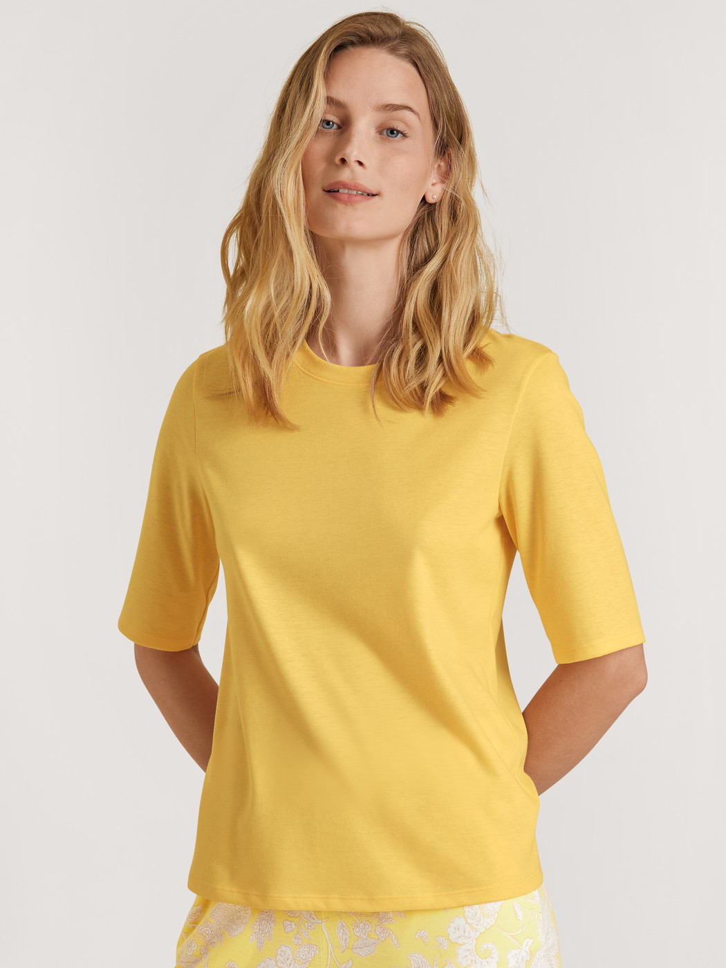 Le mannequin Femme porte le/la T-Shirt à manches courtes en Modal de couleur Jaune, Unicolore, de la série Favourites Light de CALIDA, Vue de face