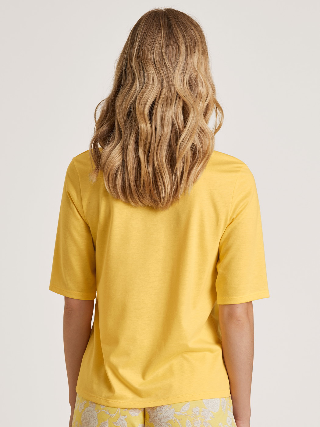 Le mannequin Femme porte le/la T-Shirt à manches courtes en Modal de couleur Jaune, Unicolore, de la série Favourites Light de CALIDA, Vue arrière