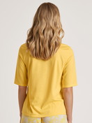 Le mannequin Femme porte le/la T-Shirt à manches courtes en Modal de couleur Jaune, Unicolore, de la série Favourites Light de CALIDA, Vue arrière