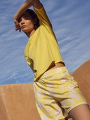 Le mannequin Femme porte le/la T-Shirt à manches courtes en Modal de couleur Jaune, Unicolore, de la série Favourites Light de CALIDA, Vue de face