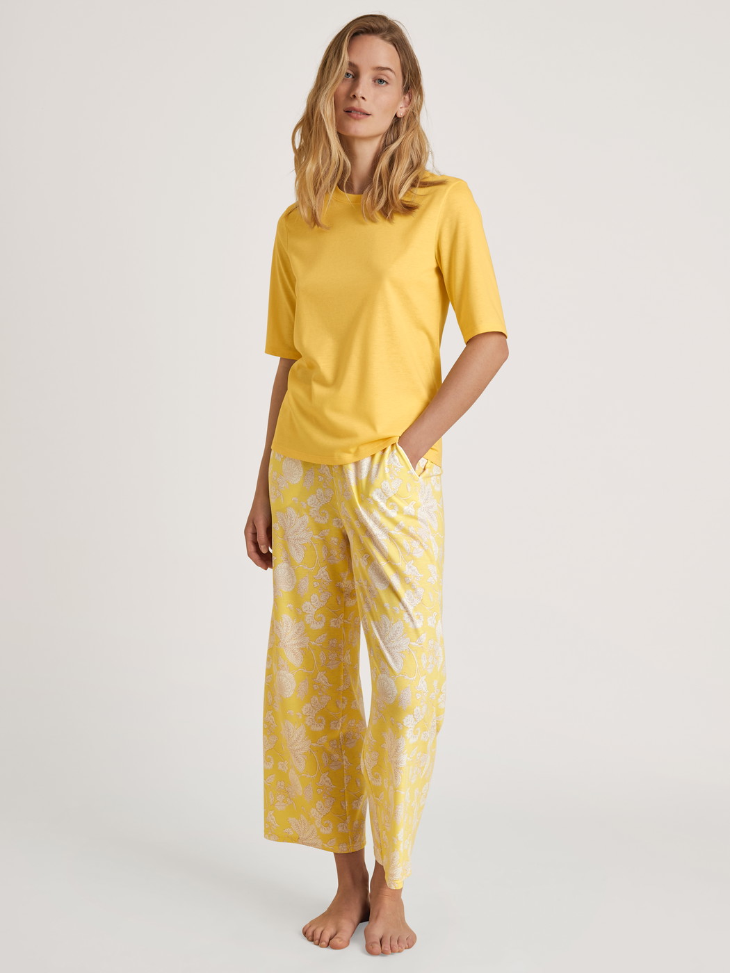 Le mannequin Femme porte le/la T-Shirt à manches courtes en Modal de couleur Jaune, Unicolore, de la série Favourites Light de CALIDA, Vue de face, Tenue
