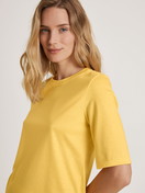 Le mannequin Femme porte le/la T-Shirt à manches courtes en Modal de couleur Jaune, Unicolore, de la série Favourites Light de CALIDA, Détail