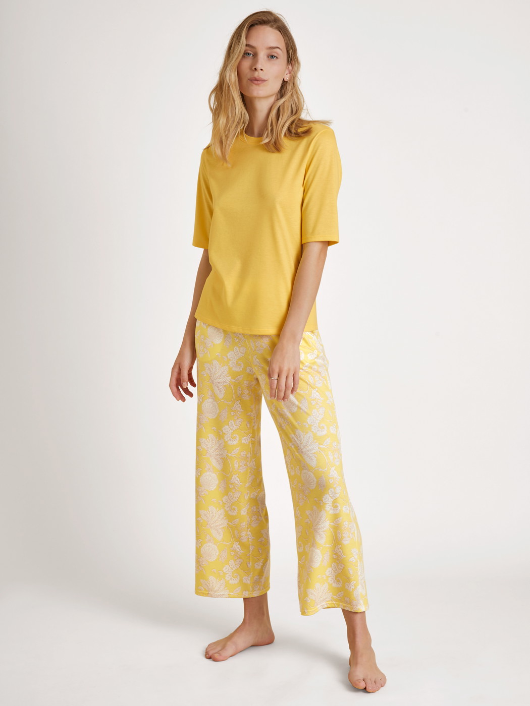 Le mannequin Femme porte le/la T-Shirt à manches courtes en Modal de couleur Jaune, Unicolore, de la série Favourites Light de CALIDA