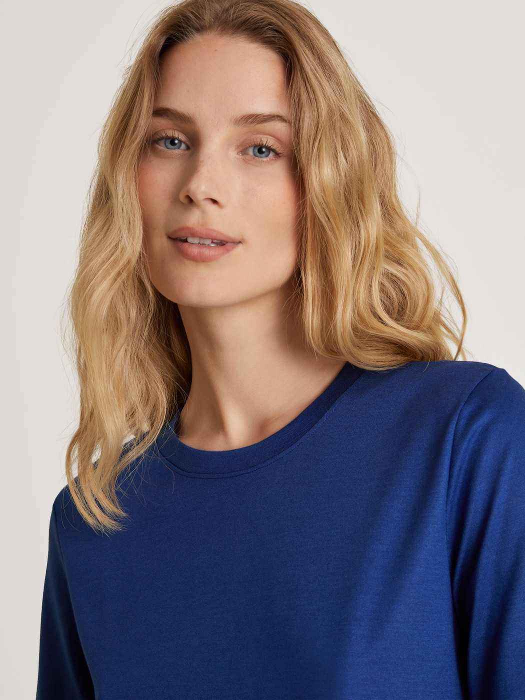 Damen-Model trägt Kurzarm-Shirt aus Modal in Blau, Einfarbig aus Serie Favourites Serenity von CALIDA, Vorderansicht