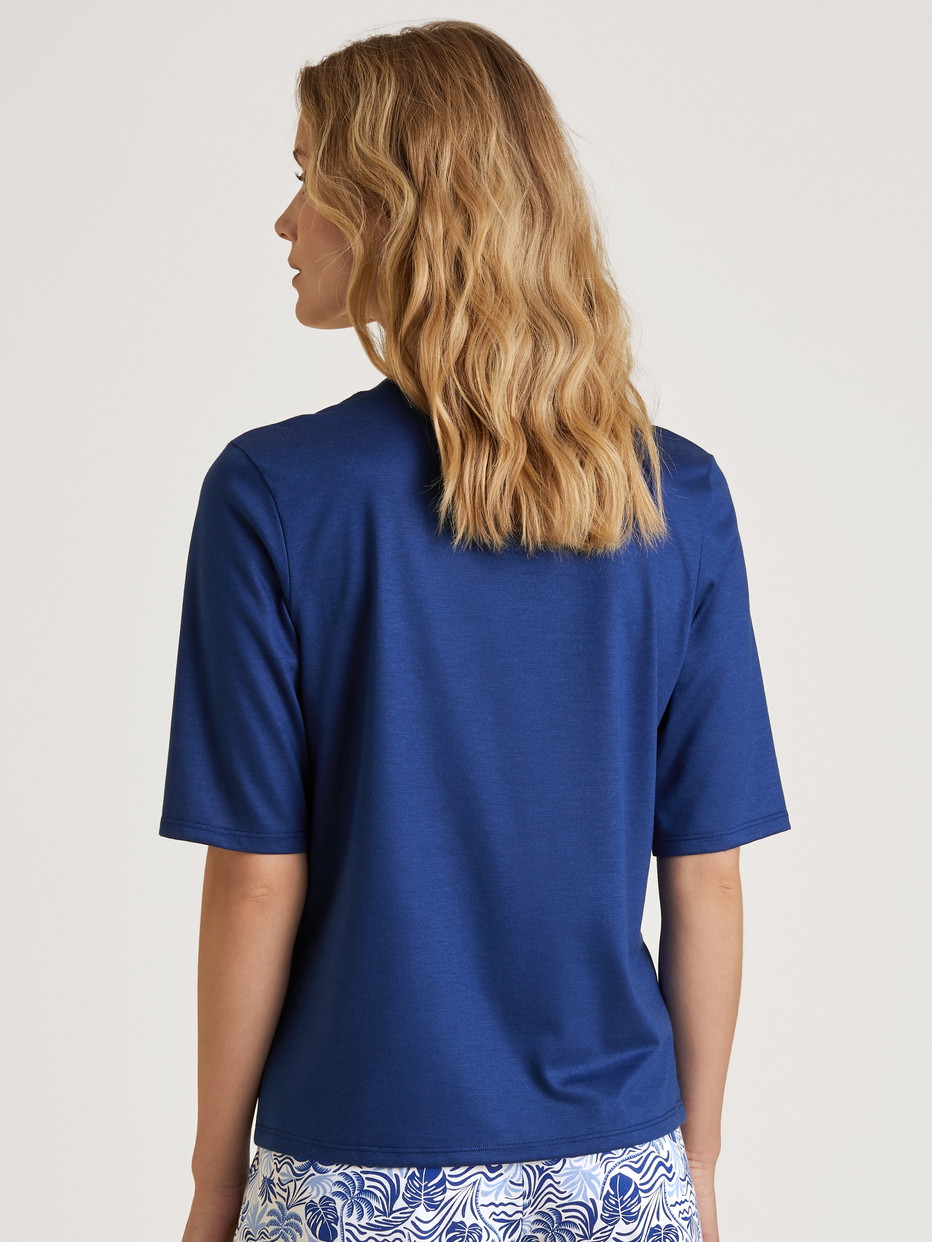 Le mannequin Femme porte le/la T-Shirt à manches courtes en Modal de couleur Bleu, Unicolore, de la série Favourites Serenity de CALIDA, Vue arrière