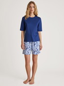 Damen-Model trägt Kurzarm-Shirt aus Modal in Blau, Einfarbig aus Serie Favourites Serenity von CALIDA, Vorderansicht, Outfit