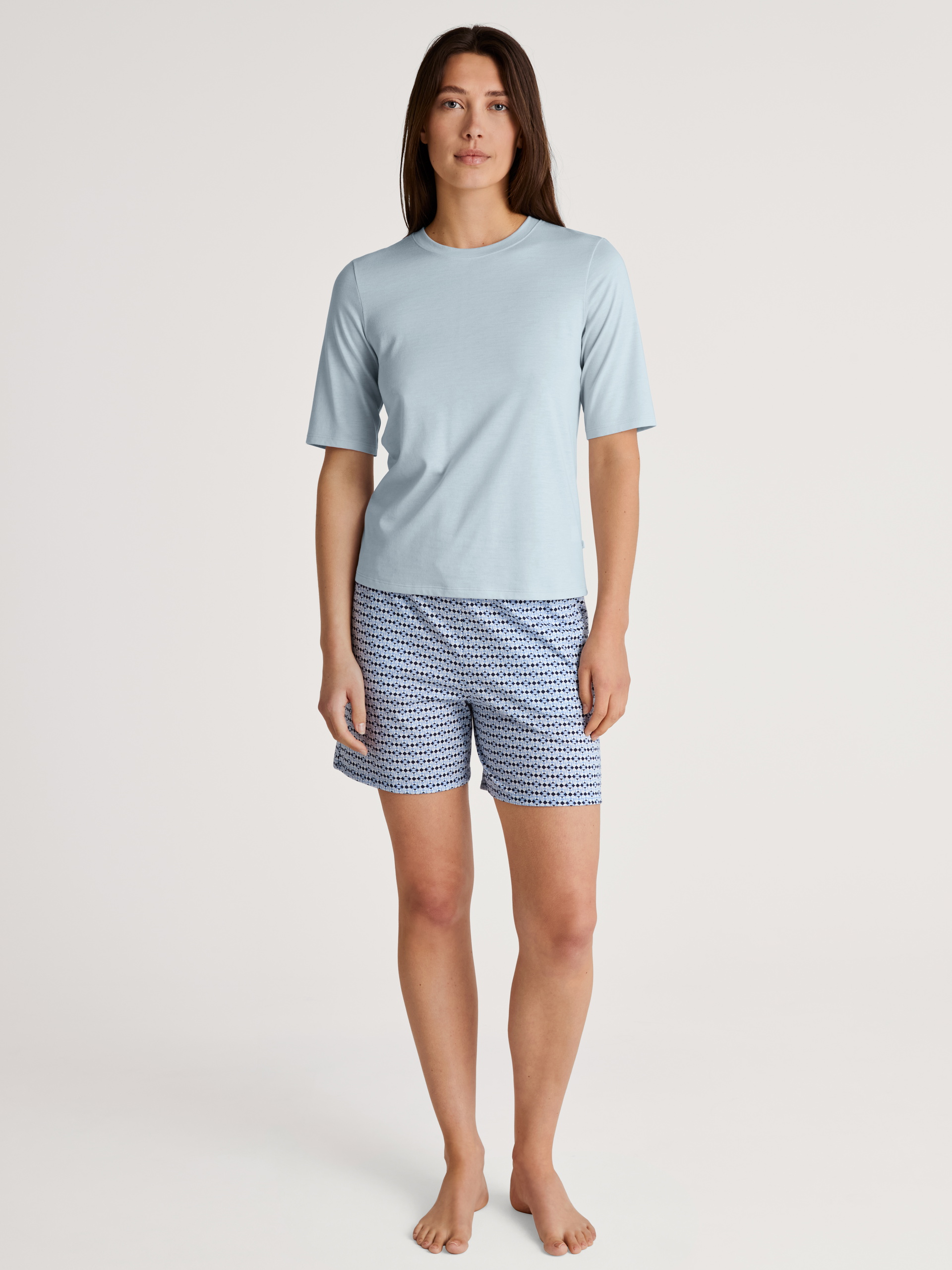 Damen-Model trägt Kurzarm-Shirt aus Modal in Blau, Einfarbig aus Serie Favourites Joy von CALIDA, Outfit