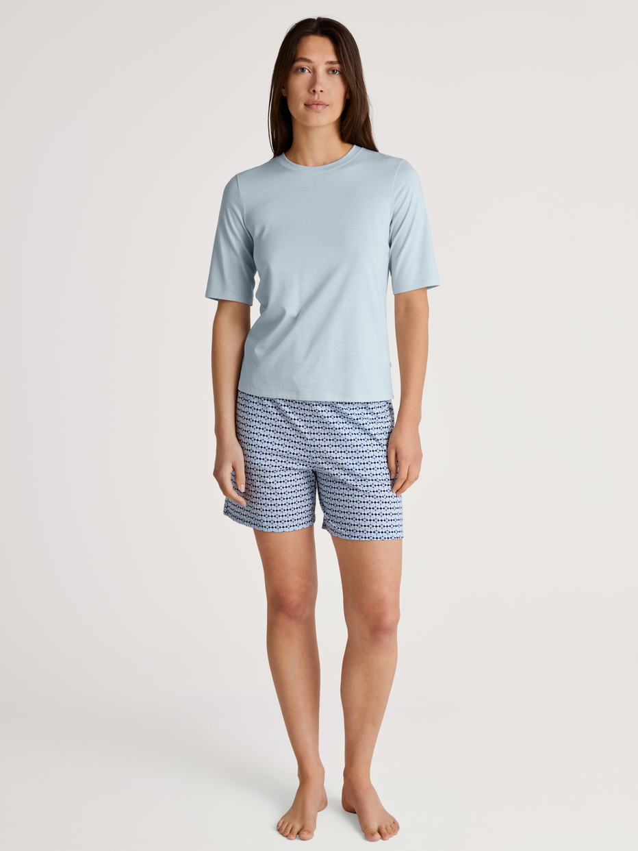 Damen-Model trägt Kurzarm-Shirt aus Modal in Blau, Einfarbig aus Serie Favourites Joy von CALIDA, Outfit