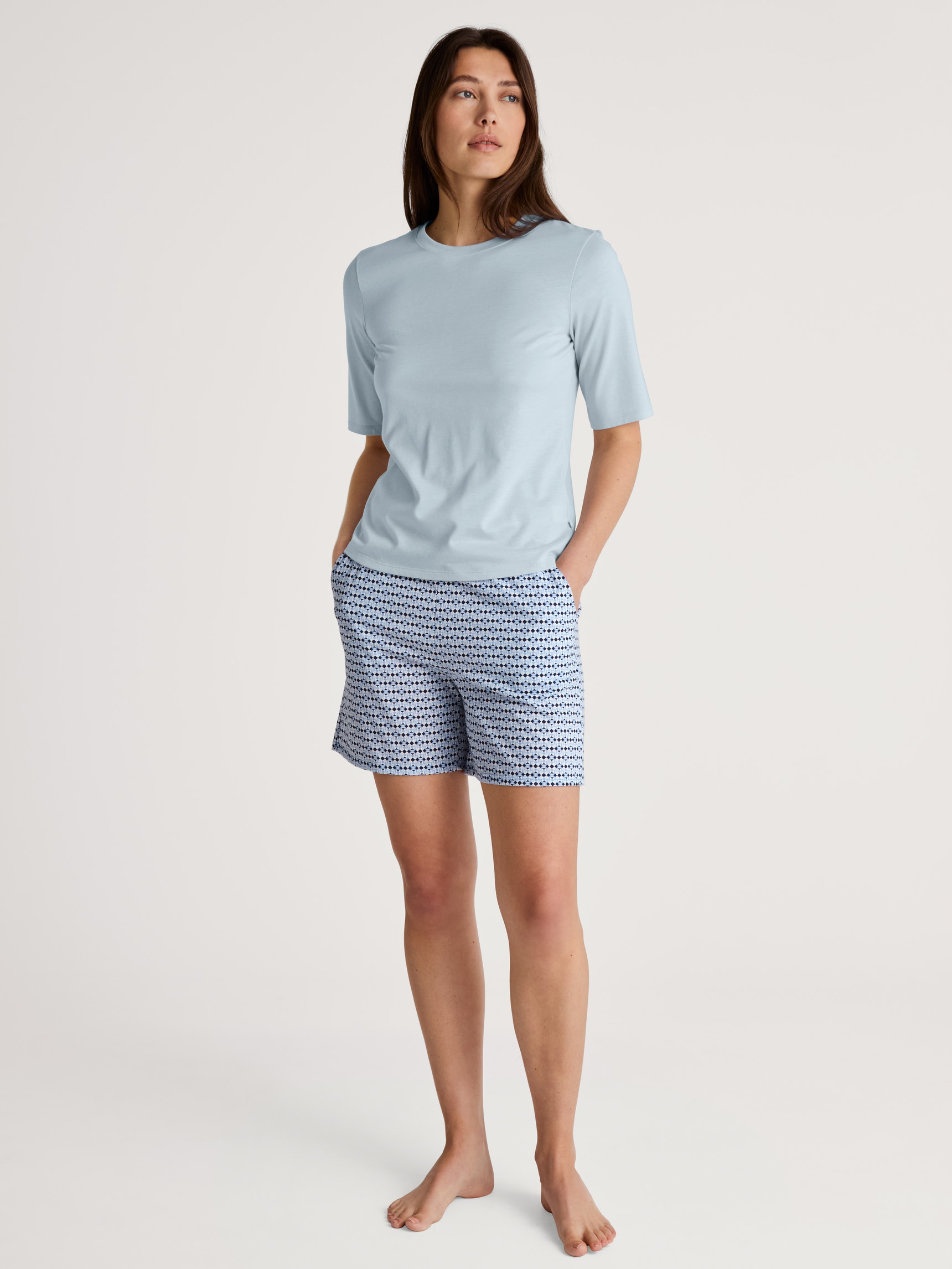 Le mannequin Femme porte le/la T-Shirt à manches courtes en Modal de couleur Bleu, Unicolore, de la série Favourites Joy de CALIDA