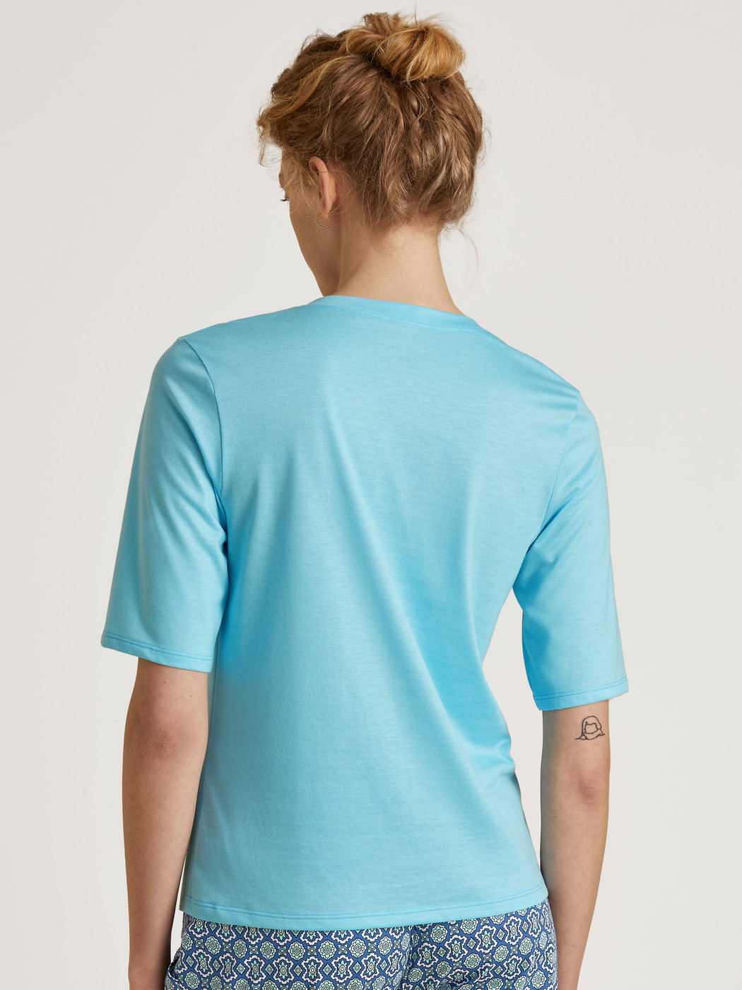 Le mannequin Femme porte le/la T-Shirt à manches courtes en Modal de couleur Turquoise, Unicolore, de la série Favourites Energy de CALIDA, Vue arrière
