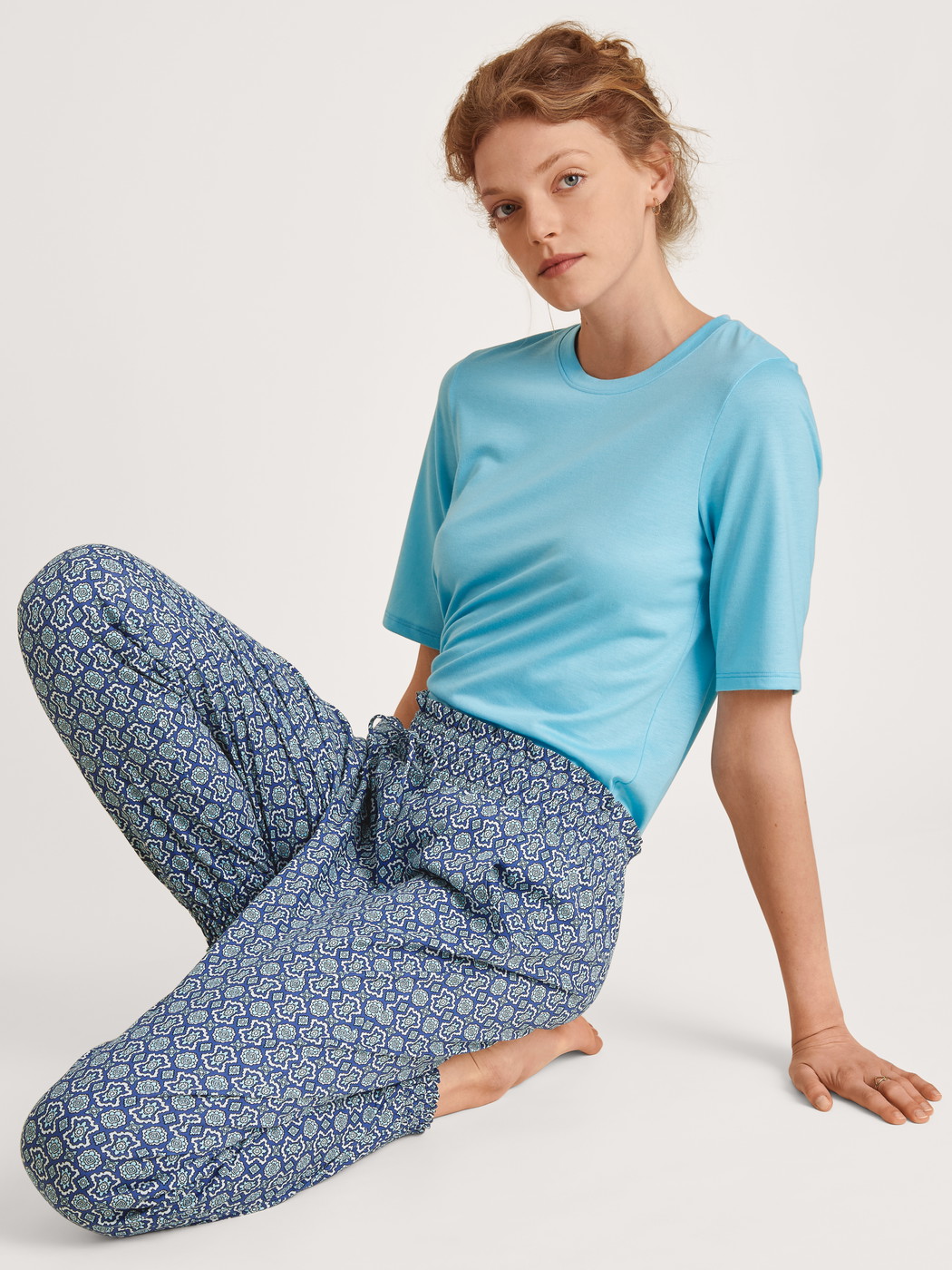 Le mannequin Femme porte le/la T-Shirt à manches courtes en Modal de couleur Turquoise, Unicolore, de la série Favourites Energy de CALIDA