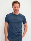 Herren-Model trägt Kurzarm-Shirt aus Modal in Blau, Einfarbig aus Serie Balanced Day von CALIDA, Vorderansicht
