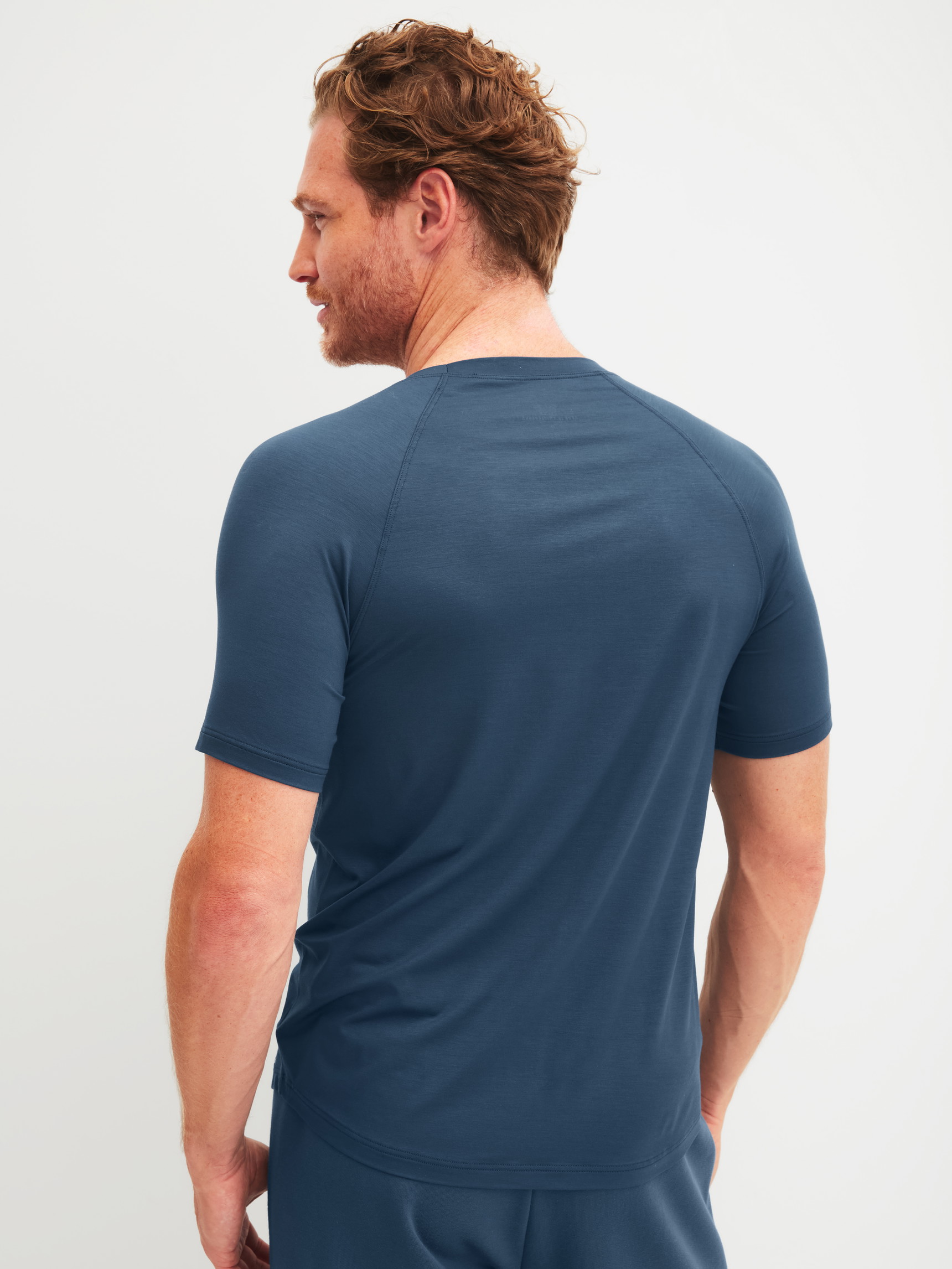 La modella / Il modello Uomo indossa Shirt a manica corta in Modal di colore Blu, Tinta unita, della serie Balanced Day di CALIDA, Vista posteriore