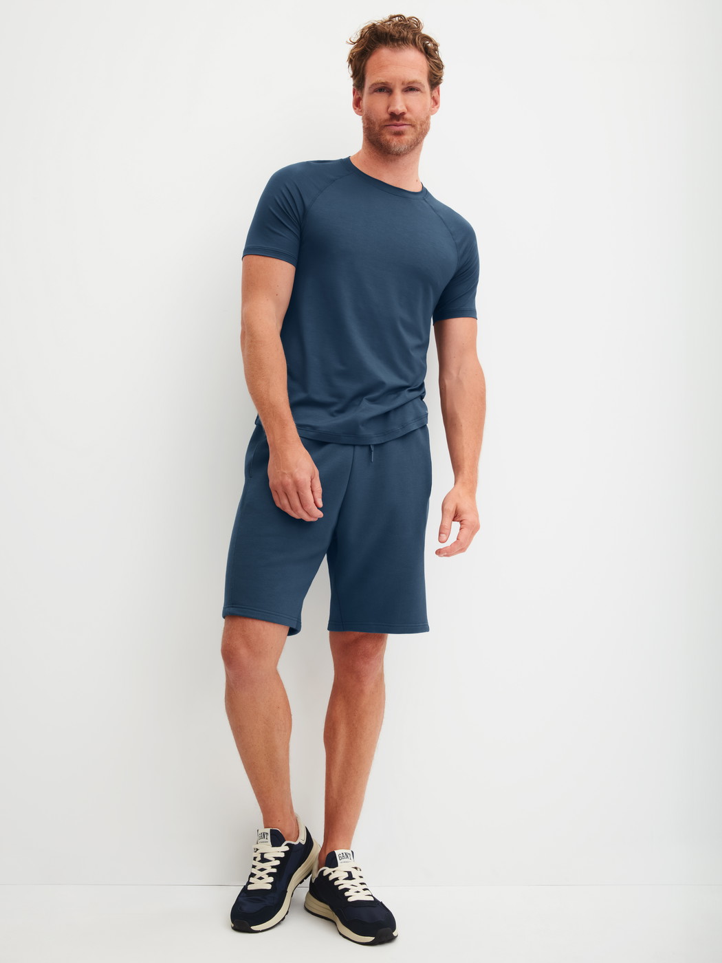 Herren-Model trägt Kurzarm-Shirt aus Modal in Blau, Einfarbig aus Serie Balanced Day von CALIDA, Outfit