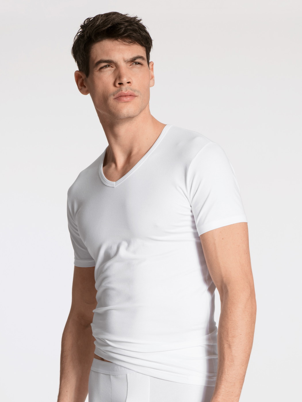 La modella / Il modello Uomo indossa T-shirt con scollo a V, set da 2 in Cotone di colore Bianco, Tinta unita, della serie Natural Benefit di CALIDA, Vista frontale