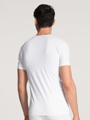 La modella / Il modello Uomo indossa T-shirt con scollo a V, set da 2 in Cotone di colore Bianco, Tinta unita, della serie Natural Benefit di CALIDA, Vista posteriore