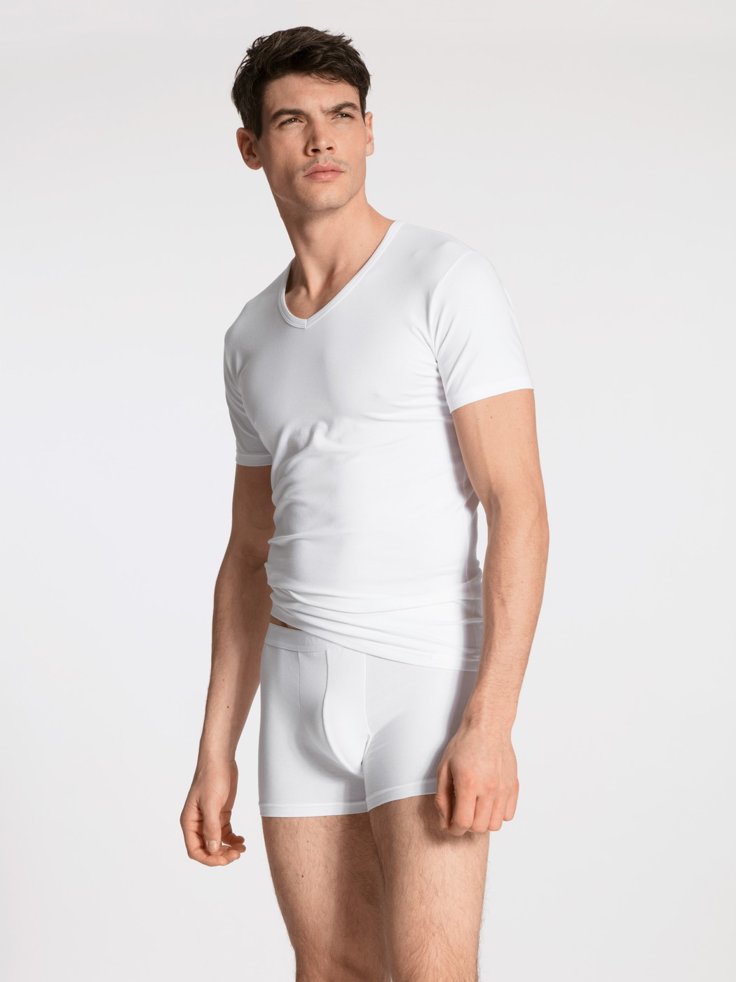 La modella / Il modello Uomo indossa T-shirt con scollo a V, set da 2 in Cotone di colore Bianco, Tinta unita, della serie Natural Benefit di CALIDA, Vista frontale, Abbigliamento