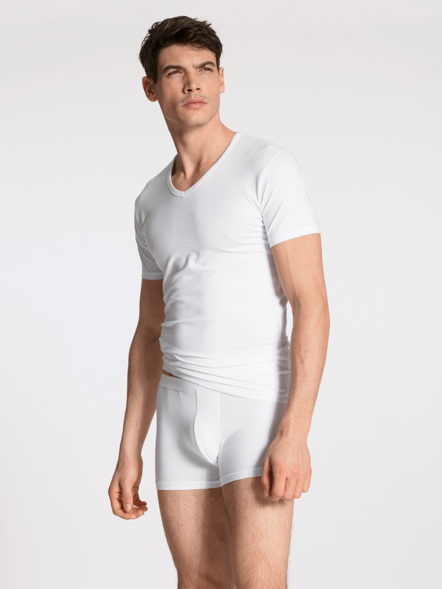 Herren-Model trägt V-Shirt, 2-Pack aus Baumwolle in Weiß, Einfarbig aus Serie Natural Benefit von CALIDA, Vorderansicht, Outfit