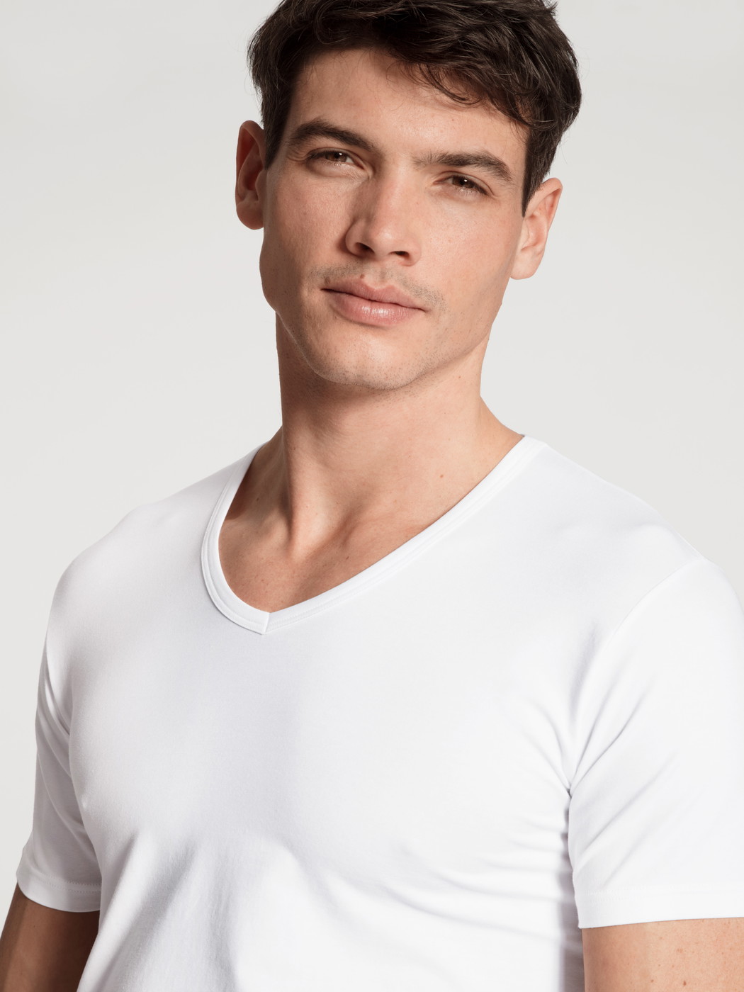 Uomo - T-shirt con scollo a V, set da 2 in Cotone di colore Bianco, Tinta unita, della serie Natural Benefit di CALIDA, Dettaglio
