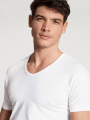 Uomo - T-shirt con scollo a V, set da 2 in Cotone di colore Bianco, Tinta unita, della serie Natural Benefit di CALIDA, Dettaglio