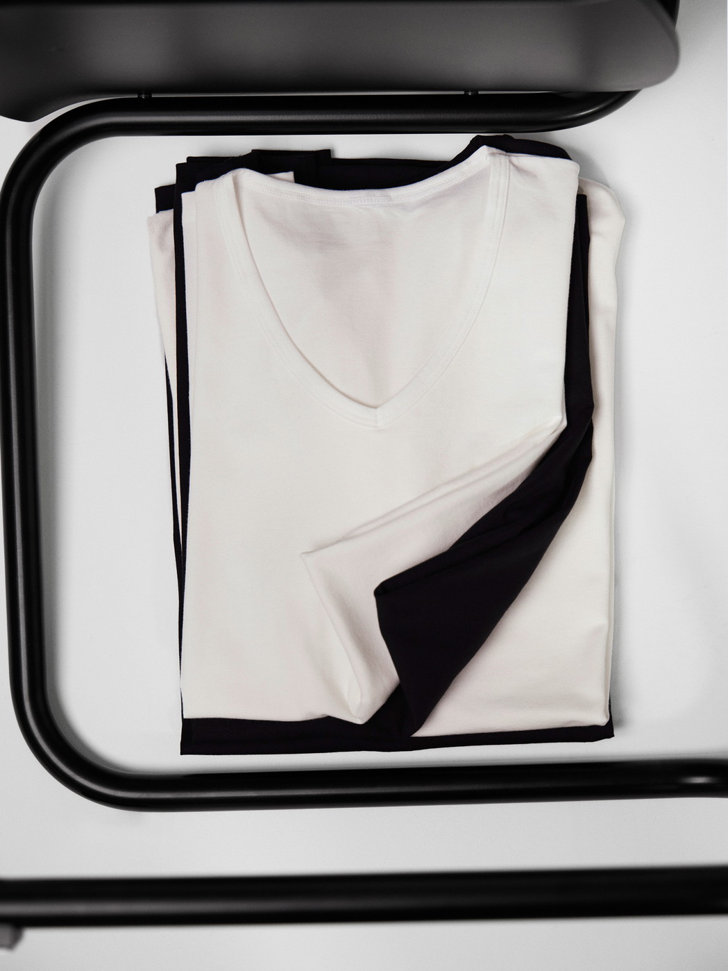 Uomo - T-shirt con scollo a V, set da 2 in Cotone di colore Bianco, Tinta unita, della serie Natural Benefit di CALIDA, Dettaglio