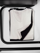 Uomo - T-shirt con scollo a V, set da 2 in Cotone di colore Bianco, Tinta unita, della serie Natural Benefit di CALIDA, Dettaglio