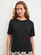 Le mannequin Femme porte le/la T-shirt à manches courtes en Modal de couleur Noir, Unicolore, de la série Favourites Layering de CALIDA, Vue de face