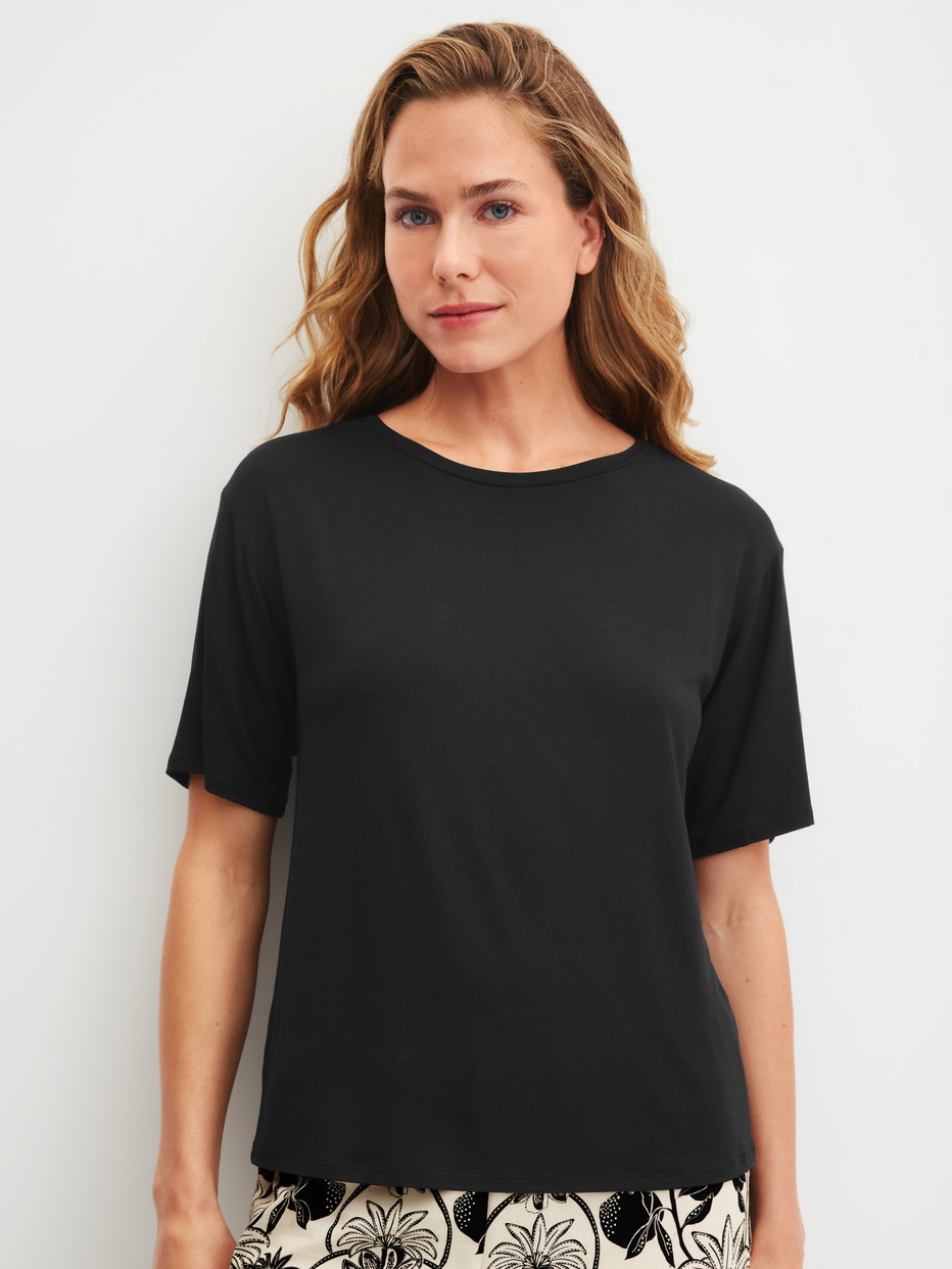 La modella / Il modello Donna indossa Shirt a manica corta in Modal di colore Nero, Tinta unita, della serie Favourites Layering di CALIDA, Vista frontale