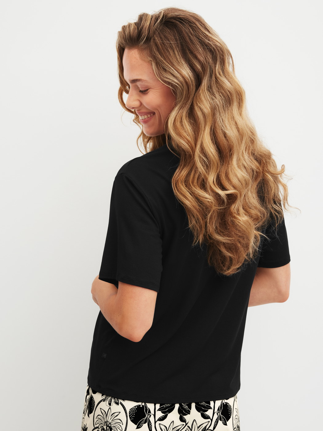 Le mannequin Femme porte le/la T-shirt à manches courtes en Modal de couleur Noir, Unicolore, de la série Favourites Layering de CALIDA, Vue arrière