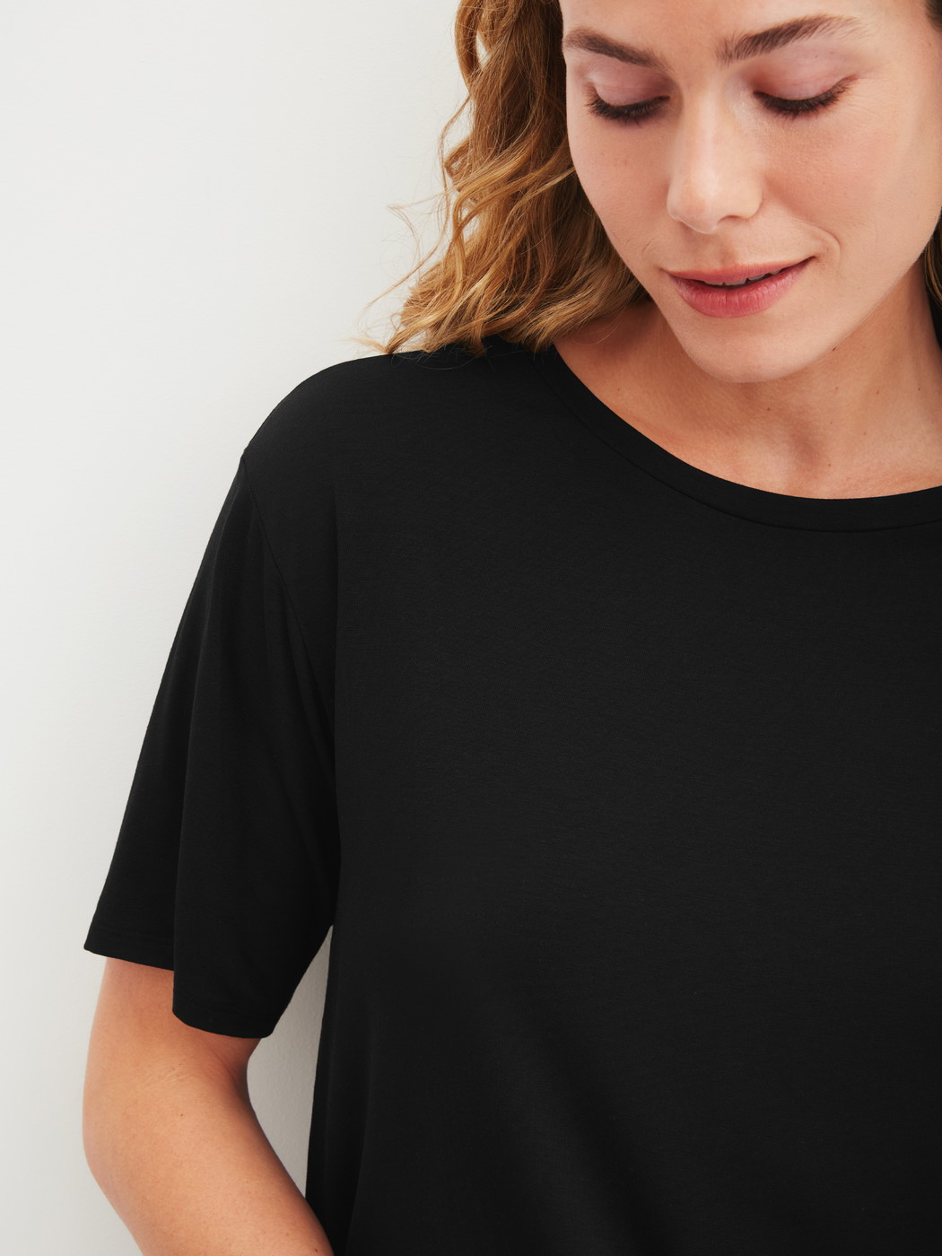 Le mannequin Femme porte le/la T-shirt à manches courtes en Modal de couleur Noir, Unicolore, de la série Favourites Layering de CALIDA, Détail